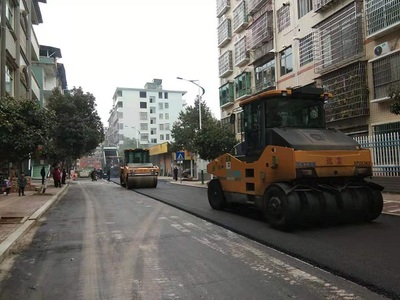 新田社区道路“白改黑”提质改造工程加速推进，通讯工程同步提升基建品质